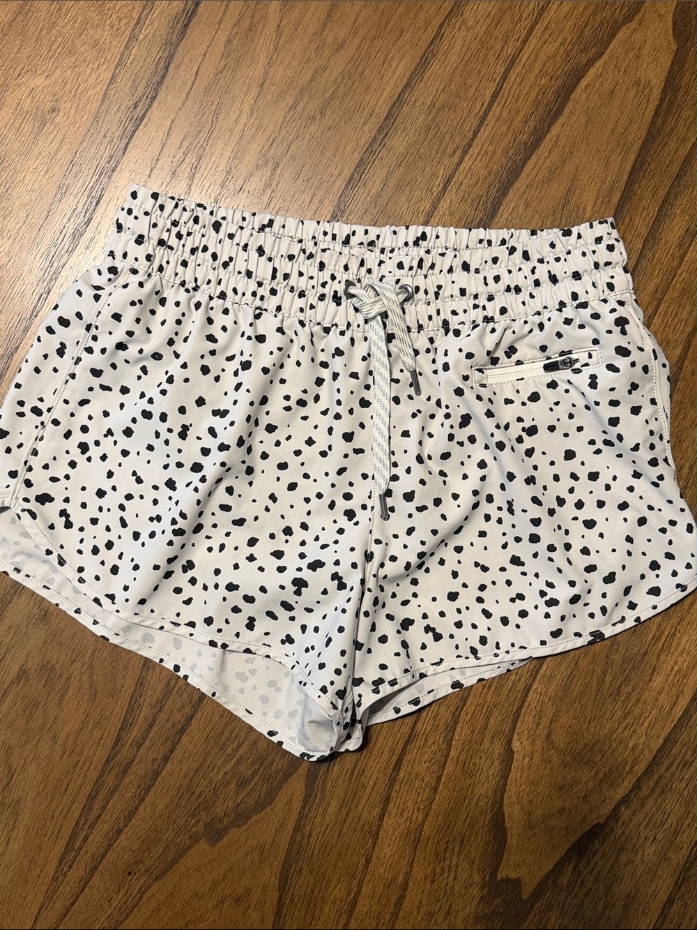 Vuori Cream & Black Print Shorts